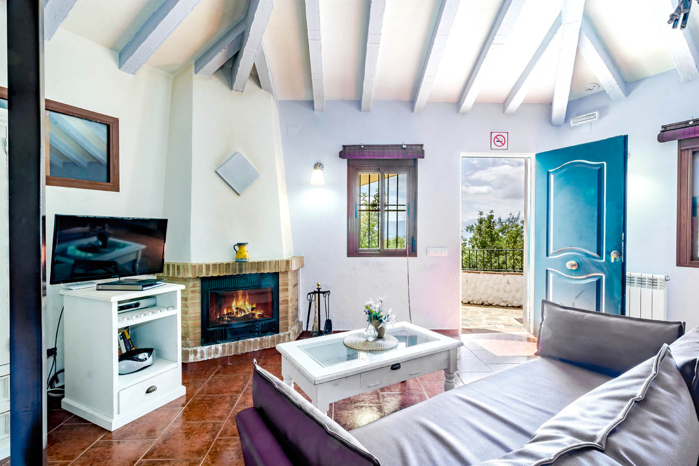 Sala de estar con puertas a la terraza